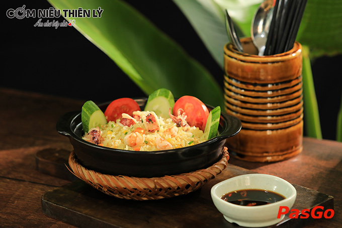Món Á kết hợp khéo léo tạo nên hương vị độc đáo trong menu cơm niêu Thiên Lý.