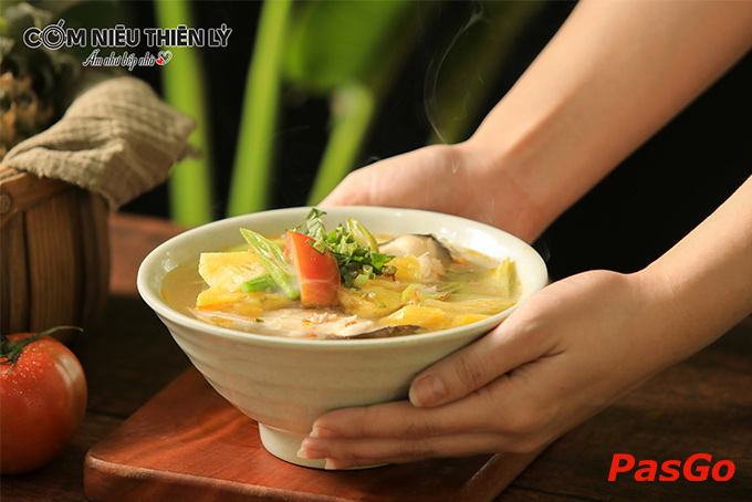 Đĩa mực rim nước mắm thơm ngon, một phần của menu cơm niêu Thiên Lý.