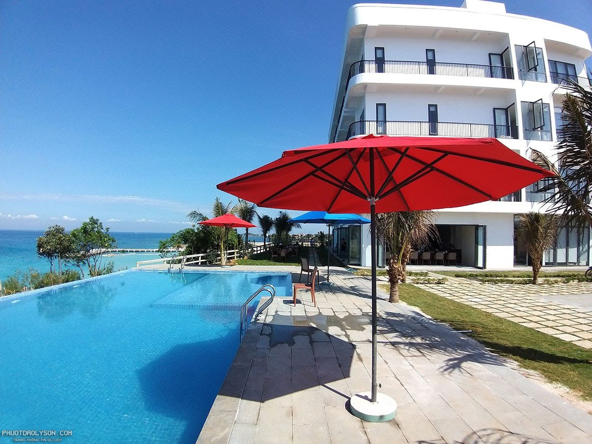 Nhà hàng rộng lớn và sang trọng của khách sạn Đảo Ngọc Lý Sơn, sẵn sàng phục vụ buffet cho du khách.