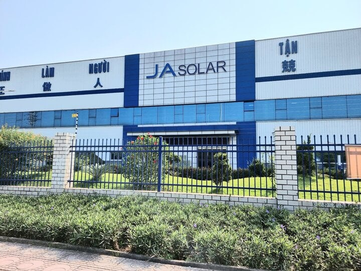 Nhà máy sản xuất của Công ty TNHH Ja Solar Việt Nam tại Bắc Giang, chuyên sản xuất tế bào quang điện và tấm pin năng lượng mặt trời