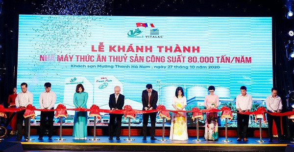 Cắt băng khánh thành nhà máy thức ăn thủy sản Fresh Fish của Công ty TNHH Việt Phương Hà Nam
