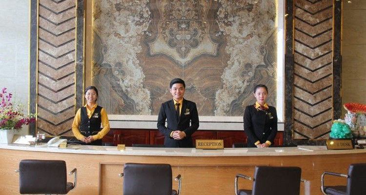 nhân viên lễ tân chuyên nghiệp thực hiện quy trình check-in