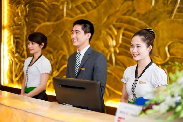 Nhân viên lễ tân khách sạn 5 sao chuyên nghiệp đón tiếp khách hàng