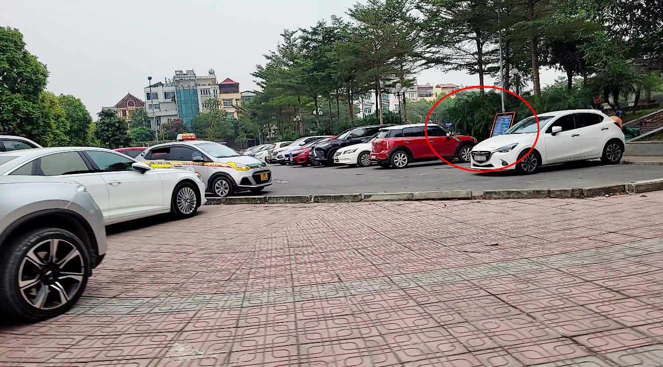Nhiều hàng xe ô tô xếp ngay ngắn trong khu vực Vườn hoa Bồ Đề Xanh và vỉa hè