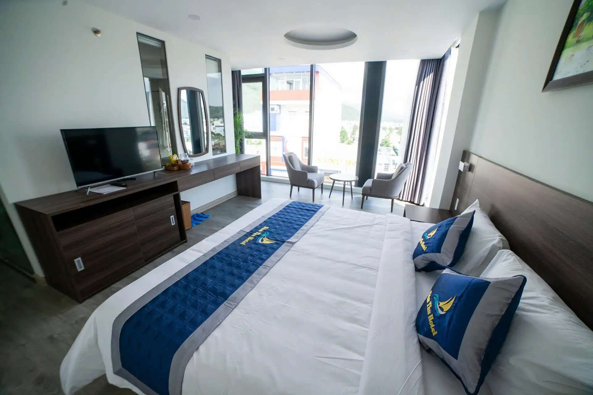 Nội thất phòng nghỉ hiện đại tại Nam Thu Hotel với tông màu trầm ấm, giường đôi thoải mái và không gian sạch sẽ, tiện nghi, là lựa chọn khách sạn Quy Nhơn gần biển giá tốt.