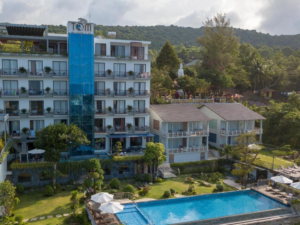 Nội thất phòng nghỉ hiện đại tại Tom Hill Resort &amp; Spa Phú Quốc, tối ưu cho kỳ nghỉ khách sạn phú quốc giá rẻ