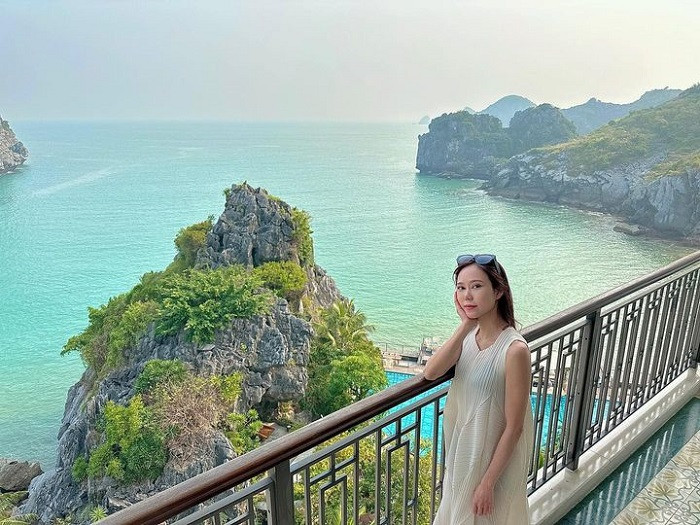 Nội thất phòng nghỉ tinh tế và ban công view biển tại Hôtel Perle d'Orient Cat Ba