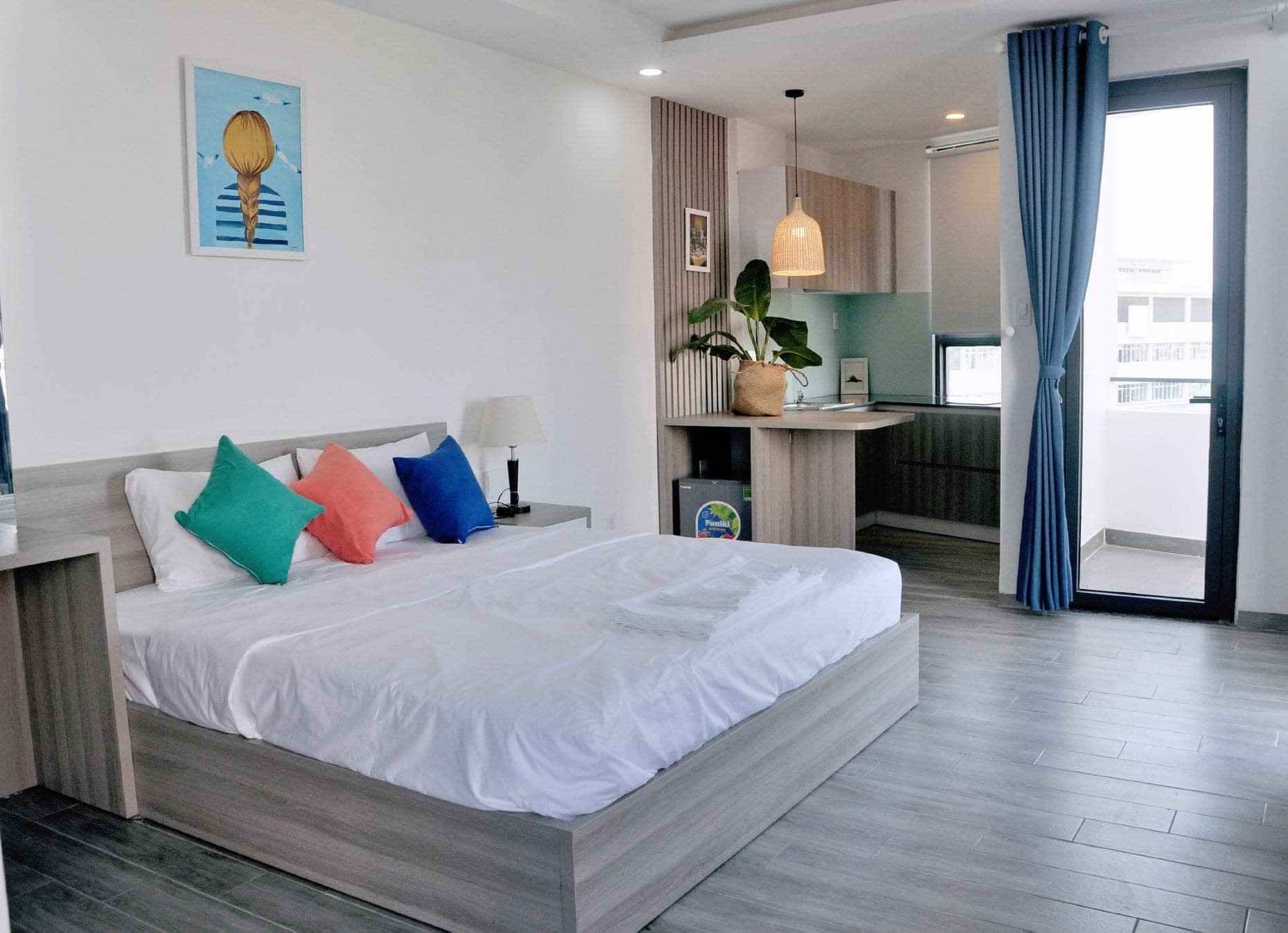 Nội thất phòng nghỉ tối giản, sạch sẽ tại Khách sạn Phan Gia Motel Đà Nẵng