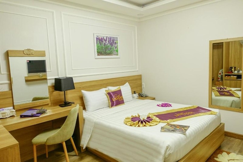 Nội thất phòng Tiêu chuẩn giường đôi tại Sweet Lavender Hotel, không gian ấm cúng của khách sạn 3 sao tại Đà Lạt