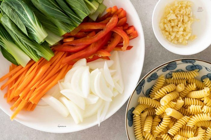 Mì xào bò rau cải thập cẩm đẹp mắt và giàu dinh dưỡng