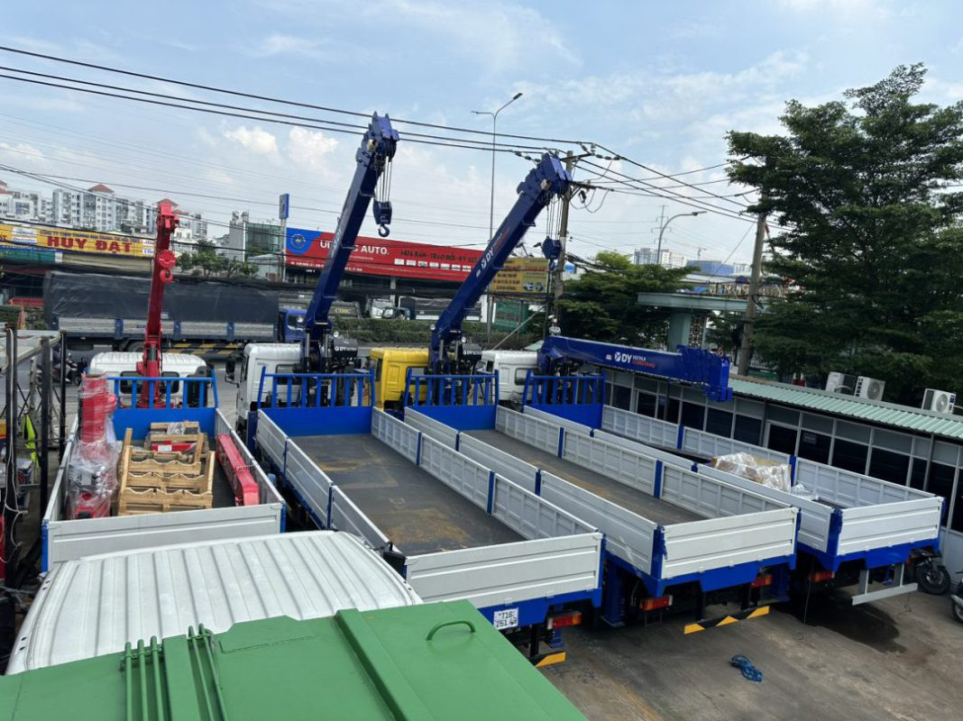 Đội ngũ chuyên nghiệp của Công ty TNHH Ô tô Trường Phát đang tư vấn cho khách hàng