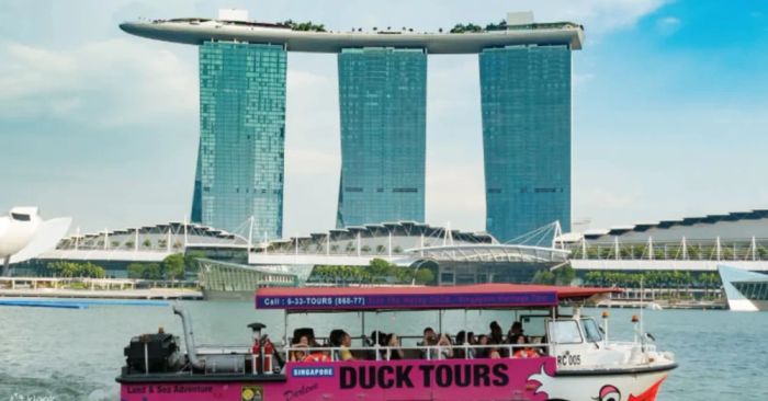 The Original DUCKtours Singapore là xe lội nước trên cả đường bộ và đường thủy
