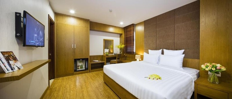 Phòng Deluxe của Paradise Saigon Boutique Hotel & Spa với thiết kế hiện đại, nội thất tiện nghi nhìn ra thành phố Sài Gòn