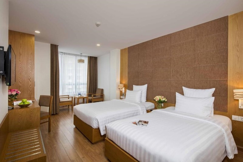 Phòng Premium City View tại Paradise Saigon Boutique Hotel &amp; Spa với nội thất gỗ ấm cúng và tầm nhìn bao quát thành phố