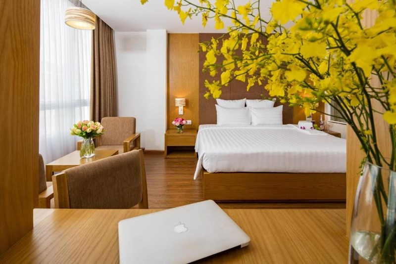 Paradise Suite của Paradise Saigon Boutique Hotel &amp; Spa với không gian rộng rãi, sàn đá cẩm thạch và cửa sổ toàn cảnh thành phố