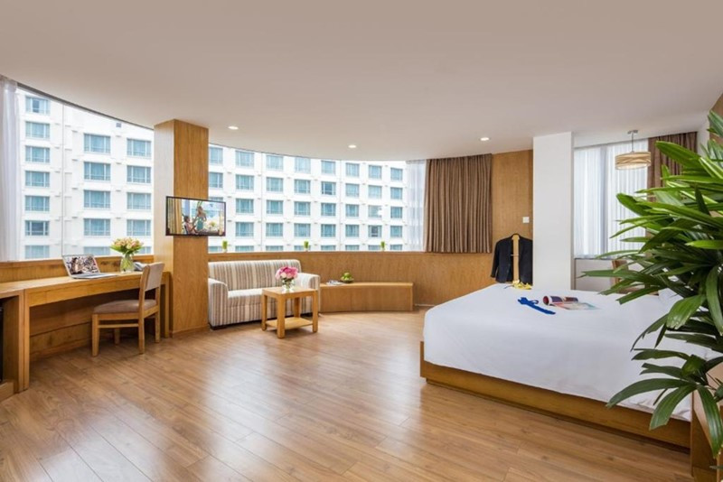 Suite Signature của Paradise Saigon Boutique Hotel &amp; Spa với ban công riêng, sàn gỗ và bồn tắm nước nóng