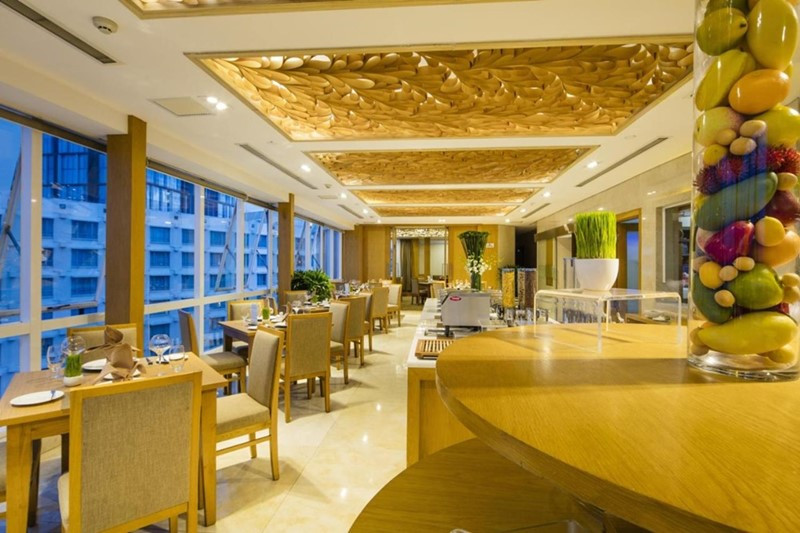Không gian nhà hàng sang trọng tại Paradise Saigon Boutique Hotel &amp; Spa phục vụ ẩm thực Việt và quốc tế