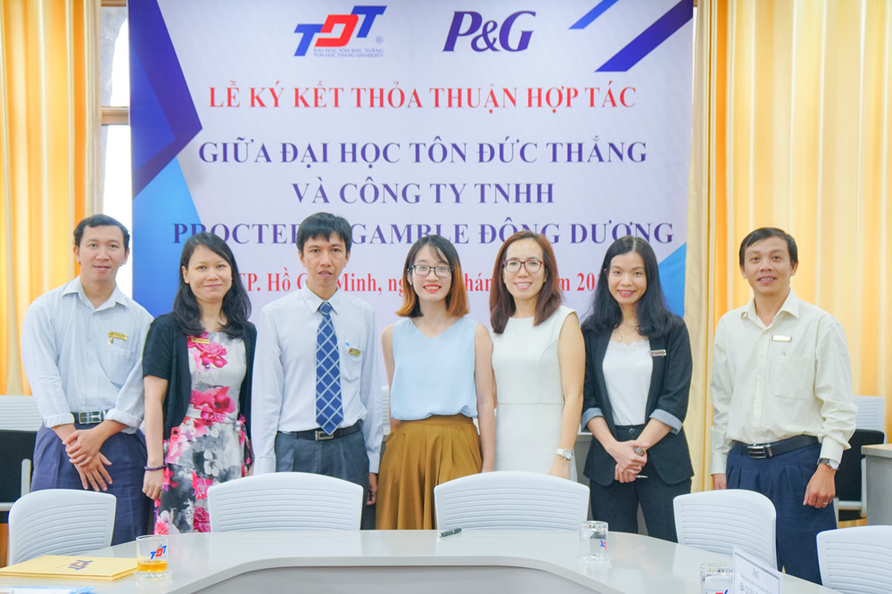Đại diện TDTU và P&amp;G chụp hình lưu niệm