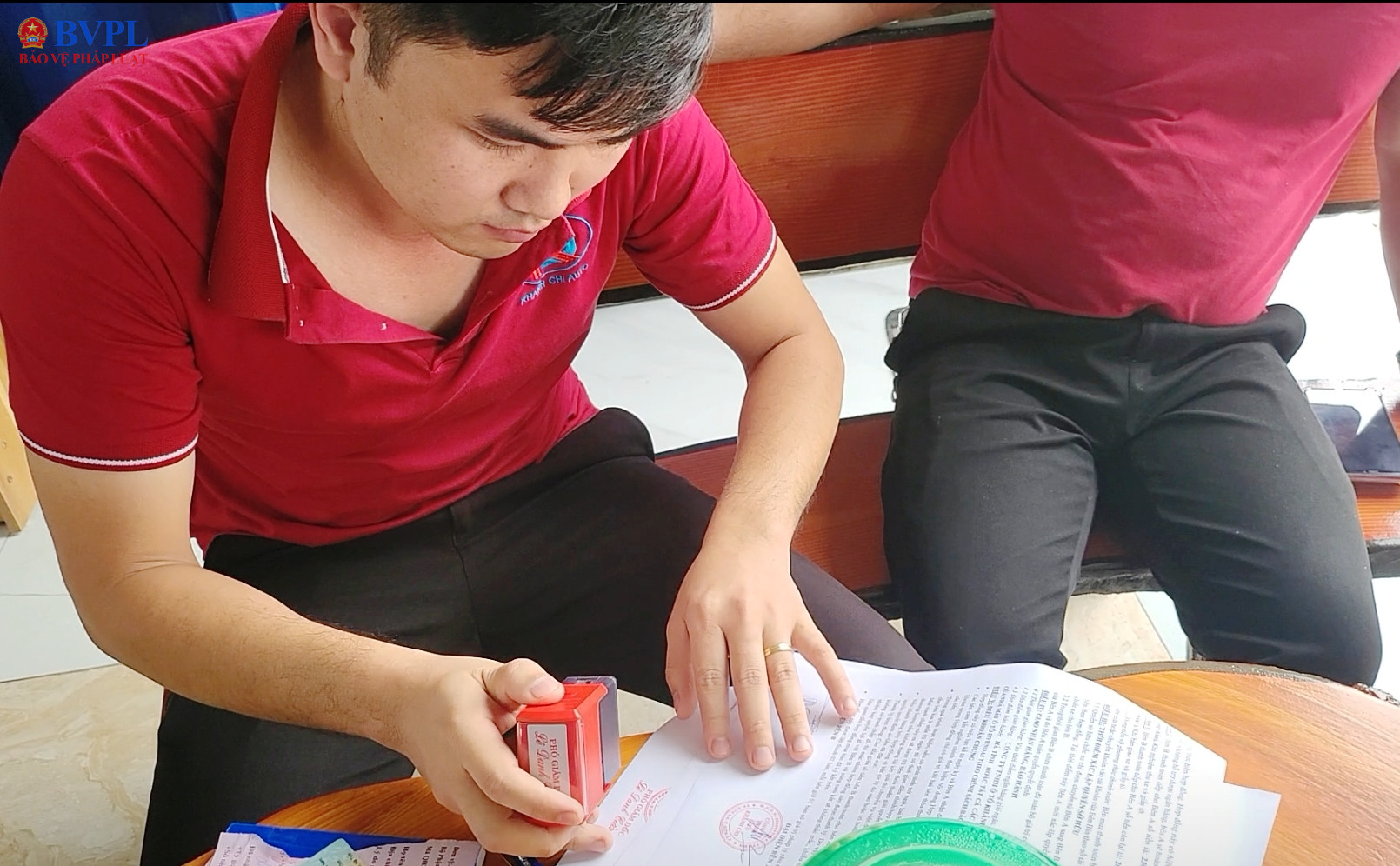 Ông Lê Danh Cường, Phó Giám đốc công ty TNHH Phân phối Khánh Chi, ký hợp đồng mua bán xe, minh họa trách nhiệm pháp lý