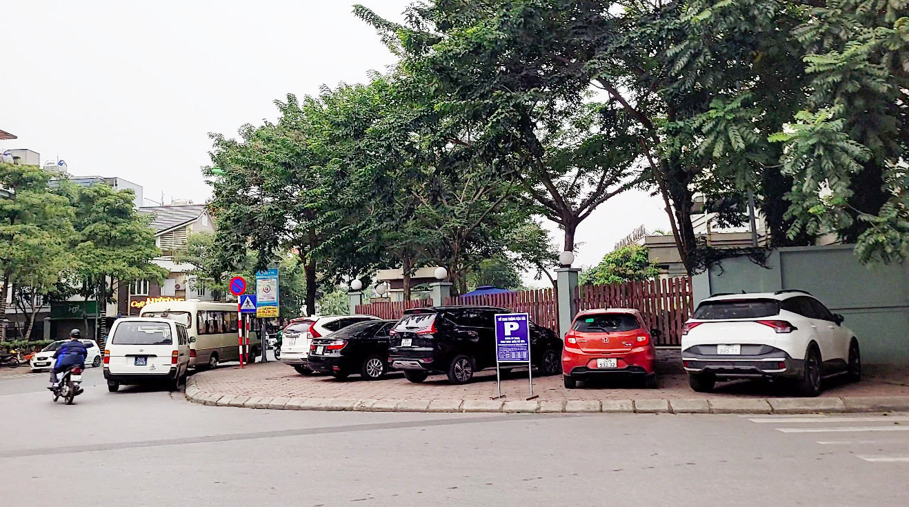 Phố Phú Hựu đoạn qua hông BVĐK Tâm Anh, Long Biên có biển cấm đỗ xe nhưng vẫn bị chiếm dụng
