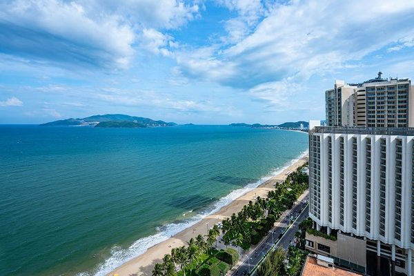 Phối cảnh khu vực hồ bơi và tiện ích sang trọng của khách sạn Sheraton Nha Trang