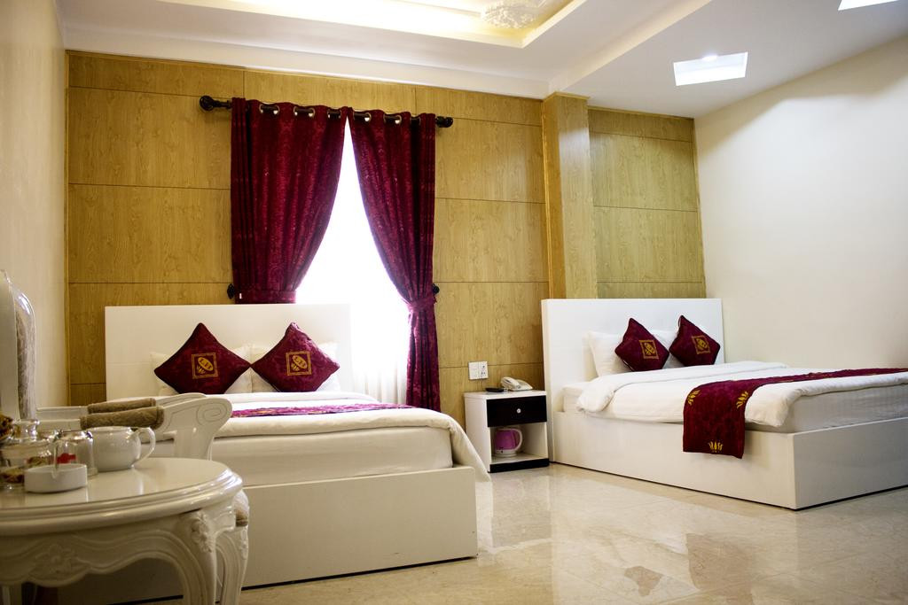 Phòng 4 người tại Khách sạn Phước Sơn với hai giường đôi