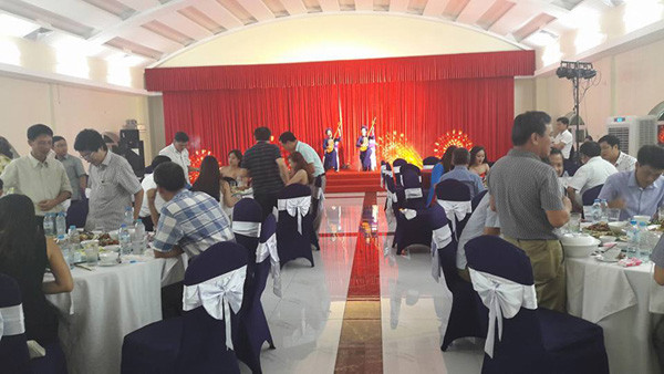 Phòng ăn ấm cúng tại khách sạn Hồ Núi Cốc Plaza, phục vụ các món ăn ngon miệng.