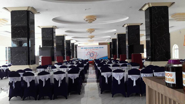 Phòng ăn chính rộng lớn với sức chứa 400 ghế của Hồ Núi Cốc Plaza, sẵn sàng đón tiếp các đoàn khách lớn và sự kiện ẩm thực.