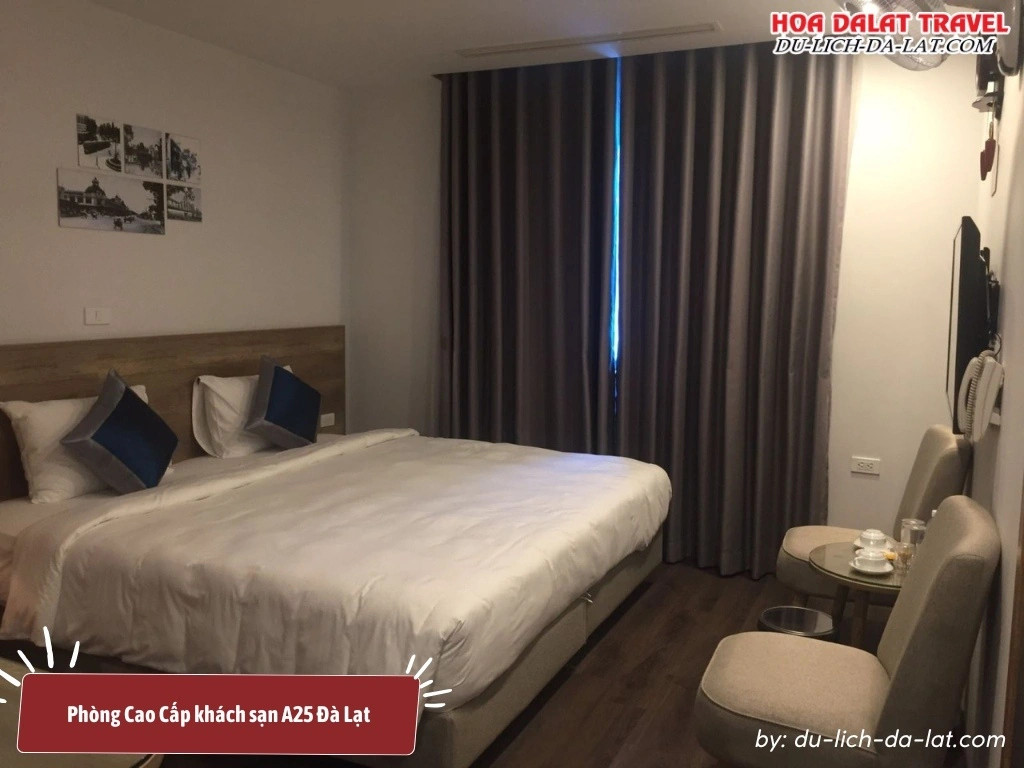 Phòng Cao Cấp tại khách sạn A25 Đà Lạt có diện tích 20m2, trang bị 1 giường đôi, tiện nghi trong phòng đầy đủ