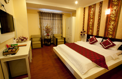 Phòng Deluxe Double tại Khách sạn Linh Phương Cần Thơ với một giường lớn