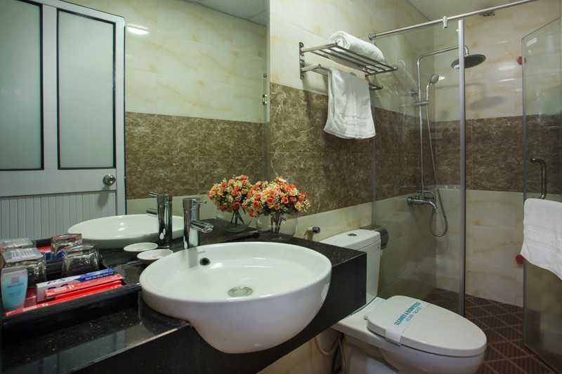 Phòng Deluxe hiện đại tại Vọng Xưa Hotel, khách sạn gần Đại học Kinh tế Quốc dân, với thiết kế tiện nghi và thoải mái.