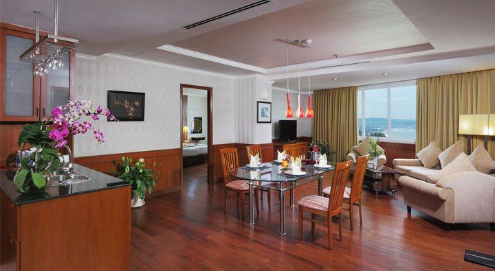 Phòng Deluxe Suite với bồn tắm Jacuzzi tại Khách sạn Park Diamond Phan Thiết