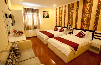 Phòng Deluxe Triple tại Khách sạn Linh Phương Cần Thơ với một giường đôi và một giường đơn