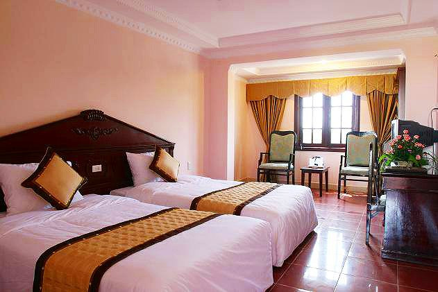 Phòng đôi rộng rãi tại Khách sạn công đoàn nam định, với giường lớn và view thoáng đãng