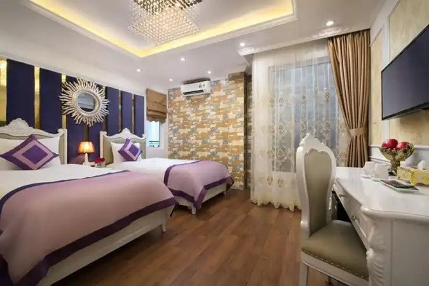 Phòng được thiết kế theo phong cách tân cổ điển với gam màu tím nhạt làm chủ đạo tại Viola Royal Hotel &amp; Spa Hanoi, một lựa chọn khách sạn gần sân bay Nội Bài đầy ấn tượng