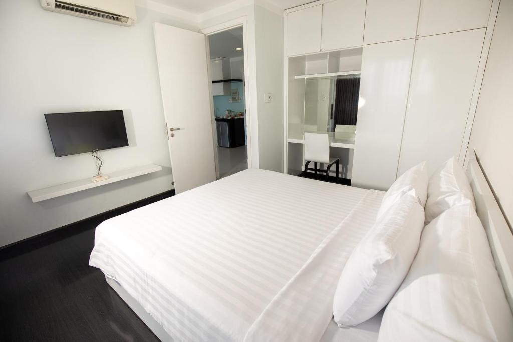 Phòng Executive Suite rộng rãi với giường lớn tại Khách sạn Becamex Thành phố Mới Bình Dương