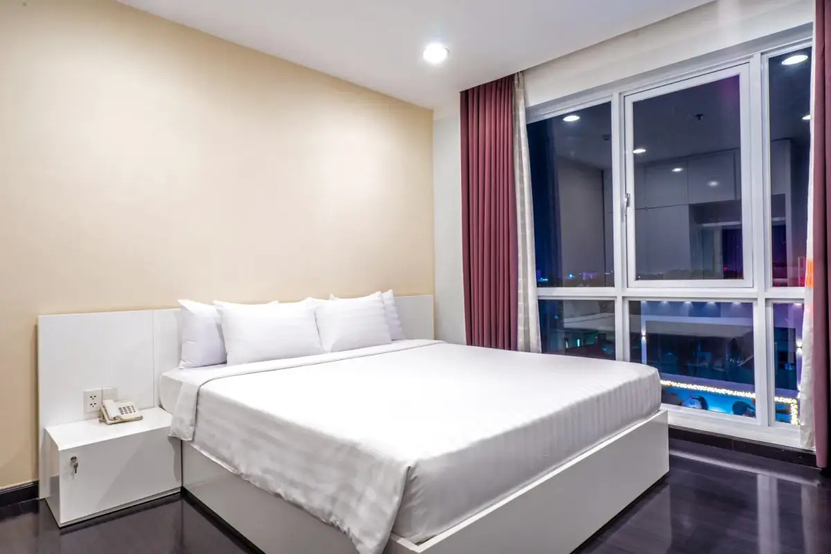 Phòng Executive Suite sang trọng với tầm nhìn thành phố tại Becamex Hotel Thủ Dầu Một