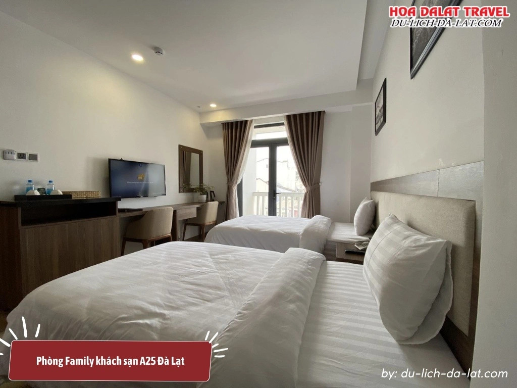 Phòng Family trang bị 2 giường đôi, đầy đủ tiện nghi như TV, minibar, cửa sổ lớn,…