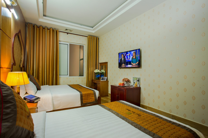 Phòng gia đình ấm cúng tại Vọng Xưa Hotel, khách sạn gần Đại học Kinh tế Quốc dân với không gian tiện nghi.