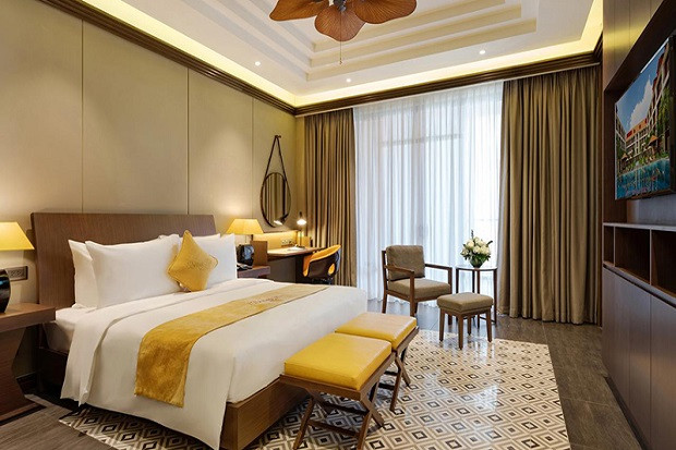 Phòng giường đôi Senna Hotel Huế đèn vàng sang trọng