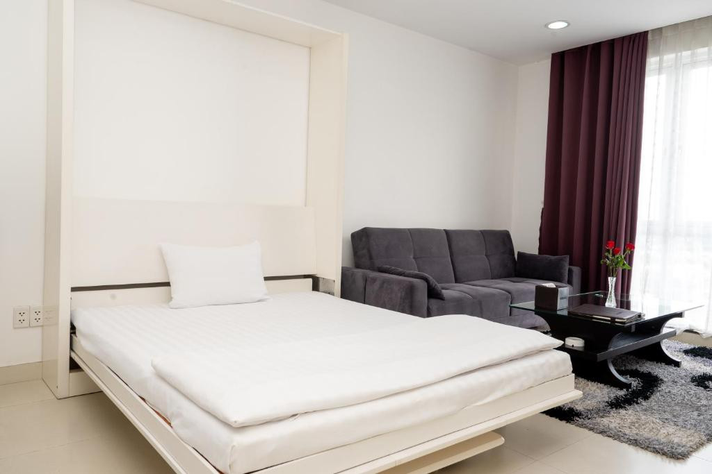 Phòng Junior Suite rộng rãi với tầm nhìn đẹp tại Khách sạn Becamex Thành phố Mới Bình Dương