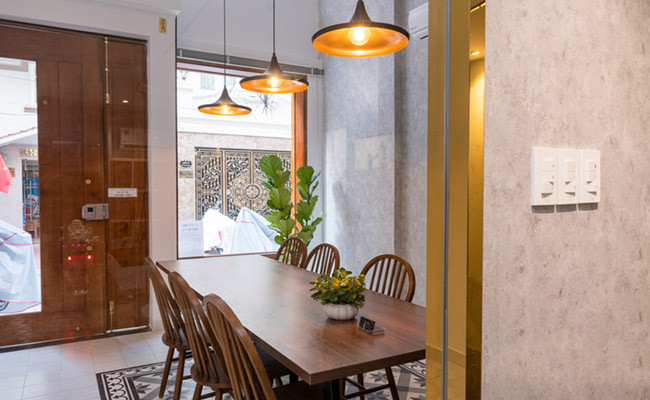 Phòng khách đầy đủ tiện nghi tại Pandora House, một trong những khách sạn đường Sư Vạn Hạnh quận 10 mang phong cách căn hộ