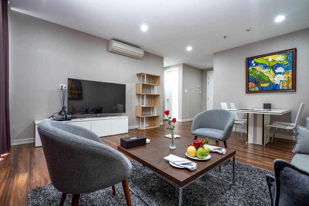 Phòng khách riêng biệt trong Premier Suite của Khách sạn Becamex Thành phố Mới Bình Dương