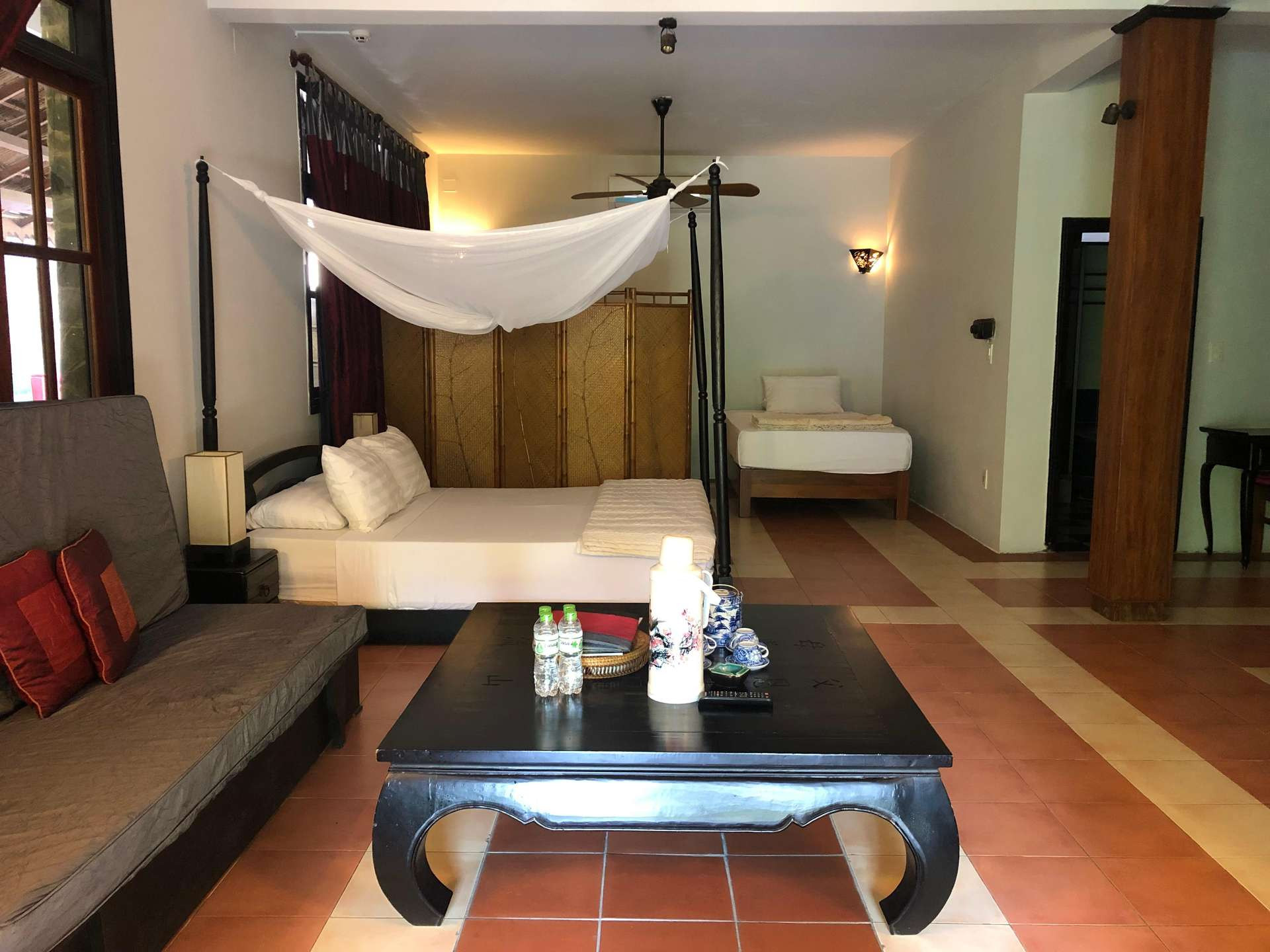 Phòng khách sạn rộng rãi dành cho gia đình tại Full Moon Beach Resort, một khách sạn gần bãi biển Đồi Dương với thiết kế độc đáo.