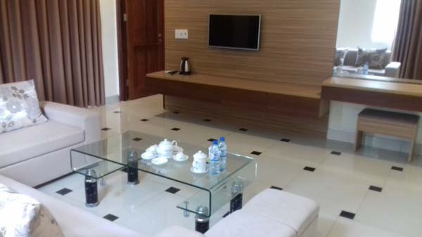 Phòng khách sang trọng trong hạng phòng VIP của khách sạn Hồ Núi Cốc Plaza, đầy đủ tiện nghi sofa và không gian tiếp khách.
