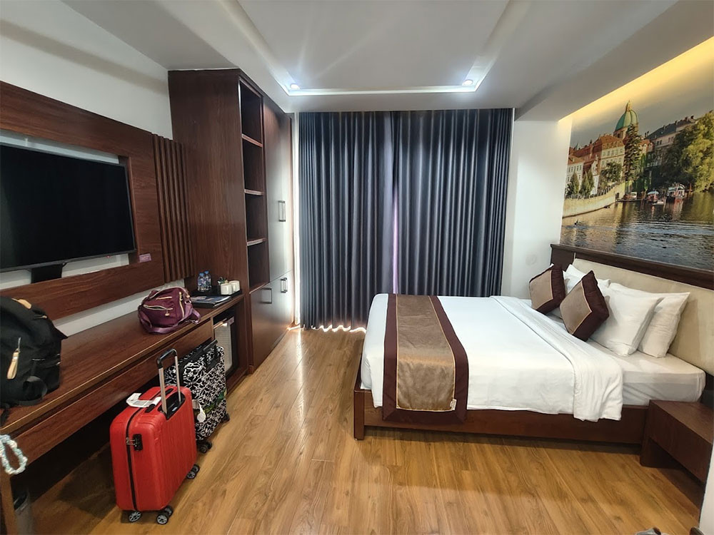 Phòng nghỉ bên trong Prague Hotel với nội thất đơn giản nhưng đầy đủ tiện nghi, giường lớn và ánh sáng tự nhiên, mang lại sự thoải mái cho du khách tại khách sạn 3 sao quận 1 Prague Hotel
