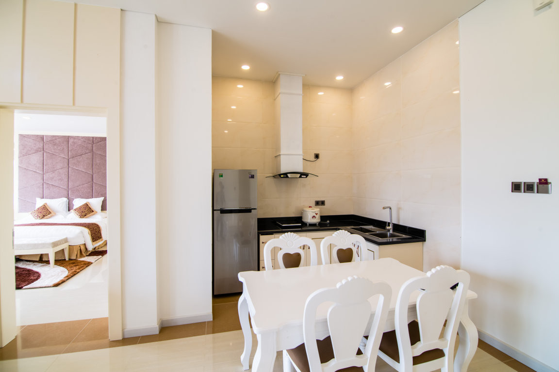 Phòng nghỉ cao cấp với giường đôi và nội thất hiện đại tại Khách sạn Biển Vàng Quảng Bình