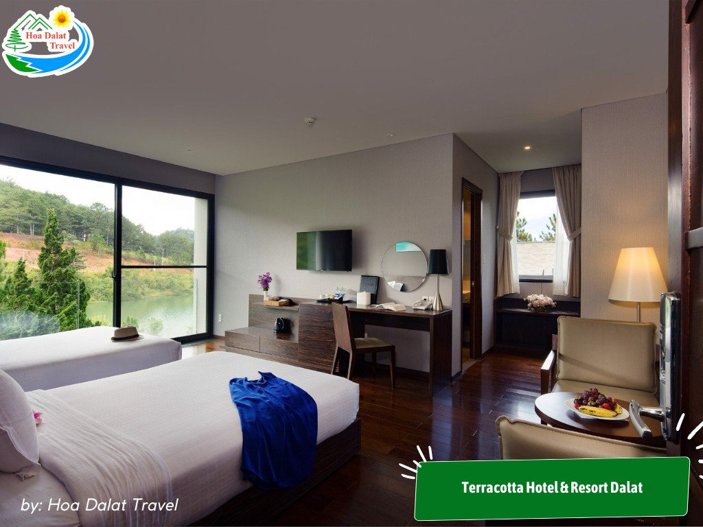 Phòng nghỉ hạng sang tại Terracotta Resort hiện đại với thiết kế tinh tế, ban công nhìn ra hồ Tuyền Lâm