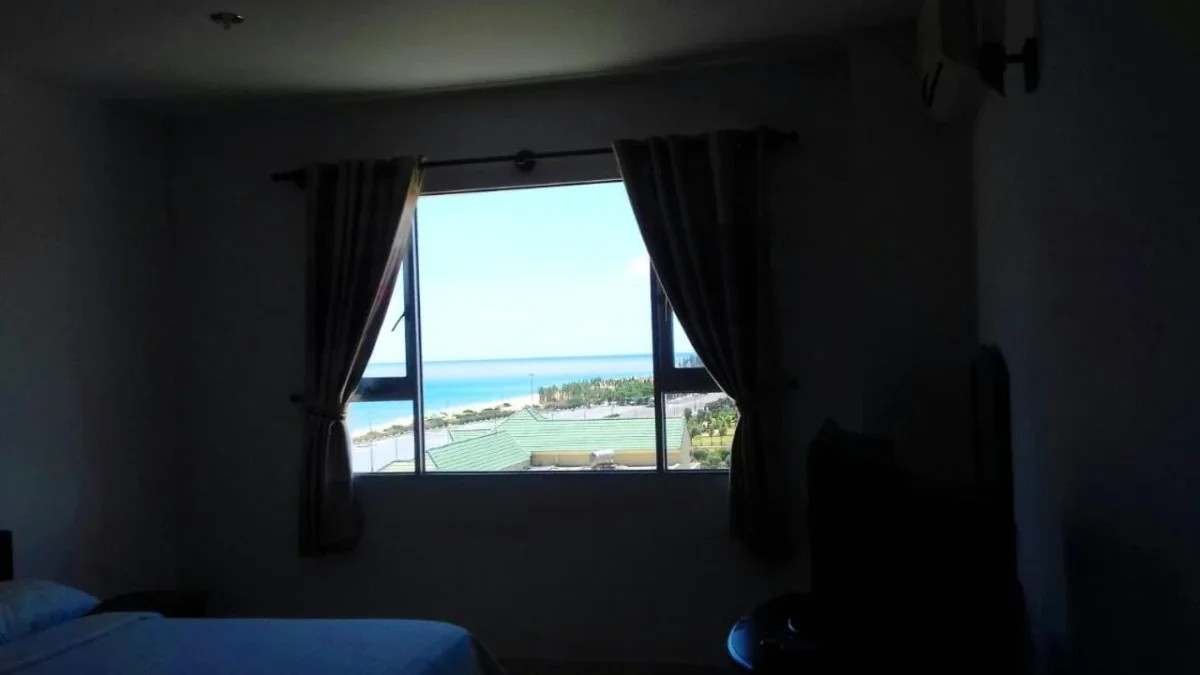 Phòng nghỉ Khách sạn Long Beach Phú Yên với cửa sổ lớn