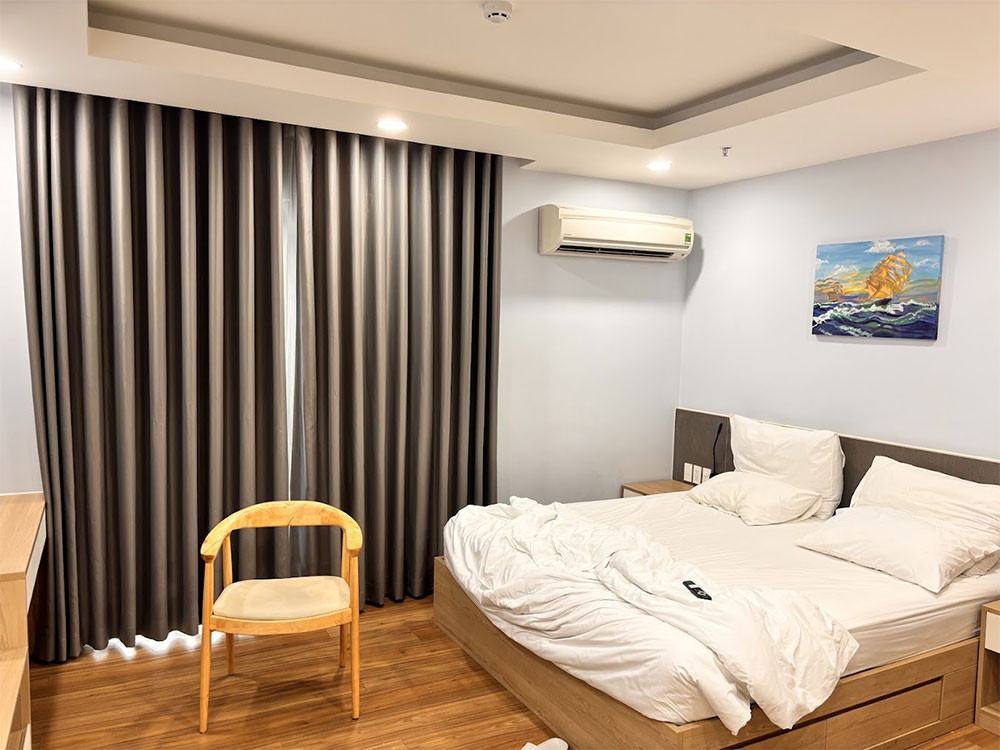 Phòng nghỉ rộng rãi tại Cityhouse - LightHouse SG với tông màu tươi sáng, nội thất hiện đại và cửa sổ lớn nhìn ra thành phố, tạo không gian sống động và thoải mái tại khách sạn 3 sao quận 1 Cityhouse – LightHouse SG